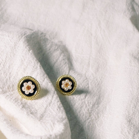 Floral Round Vintage Black Earrings Detail 1