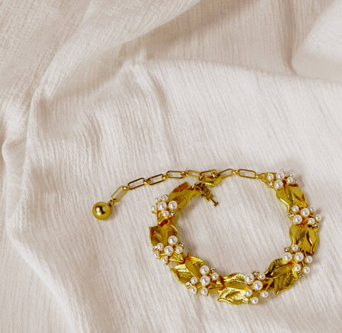 Vintage, Trifari Golden Flower Pearls Bracelet Detail 1 | Chickalaka