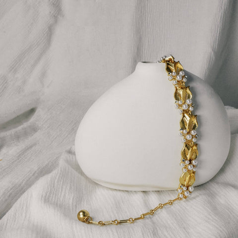 Vintage, Trifari Golden Flower Pearls Bracelet Detail 3 | Chickalaka