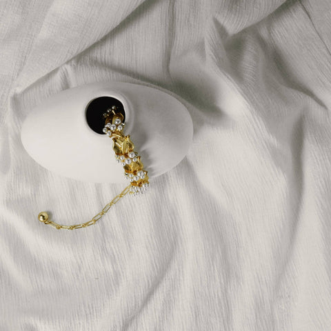 Vintage, Trifari Golden Flower Pearls Bracelet Detail 5 | Chickalaka