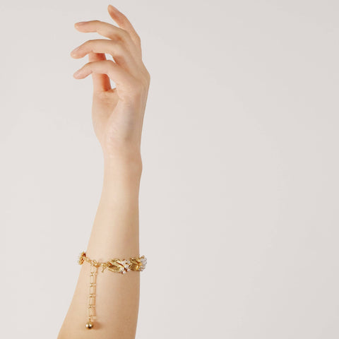 Vintage, Trifari Golden Flower Pearls Bracelet Detail 8 | Chickalaka